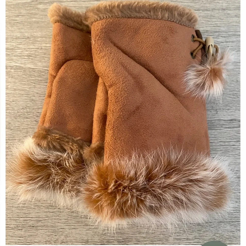 NWT Light Brown Cut-out Gloves Faux Fur Lining & Trim, adjustable side lacing.